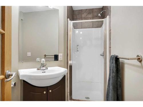 285 Hidden Spring Green Nw, Calgary, AB - Indoor Photo Showing Bathroom