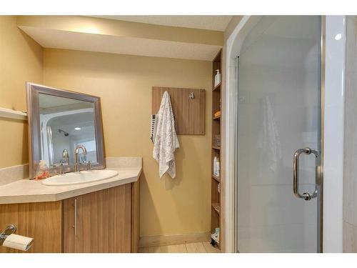 136 Holmwood Avenue Nw, Calgary, AB - Indoor Photo Showing Bathroom
