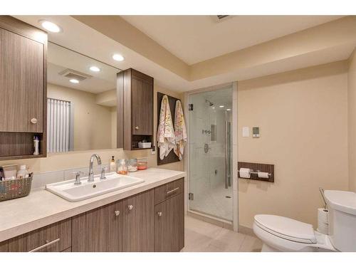 136 Holmwood Avenue Nw, Calgary, AB - Indoor Photo Showing Bathroom