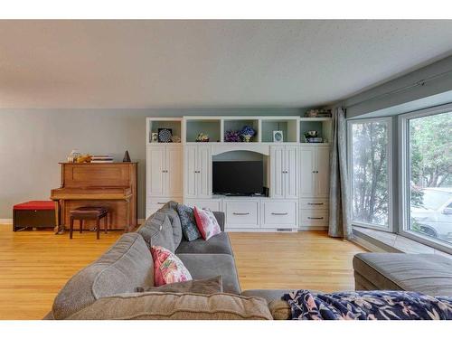 136 Holmwood Avenue Nw, Calgary, AB - Indoor Photo Showing Living Room