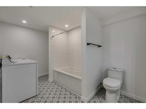2134 17 Avenue Sw, Calgary, AB - Indoor Photo Showing Bathroom