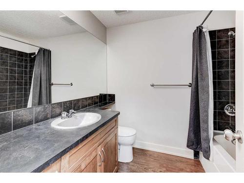 1-216 Village Terrace Sw, Calgary, AB - Indoor Photo Showing Bathroom