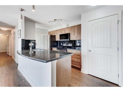 1-216 Village Terrace Sw, Calgary, AB - Indoor Photo Showing Kitchen