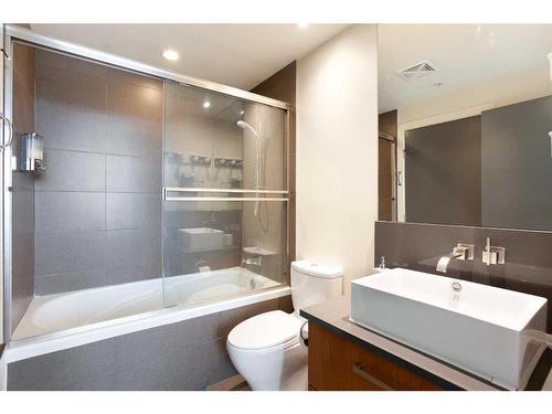 406-10 Shawnee Hill Sw, Calgary, AB - Indoor Photo Showing Bathroom
