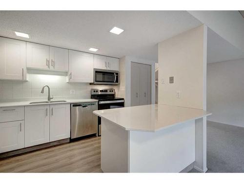 35-2225 Oakmoor Drive Sw, Calgary, AB - Indoor Photo Showing Kitchen