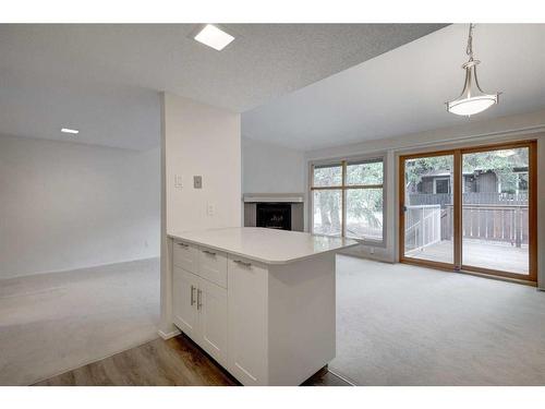 35-2225 Oakmoor Drive Sw, Calgary, AB - Indoor Photo Showing Kitchen