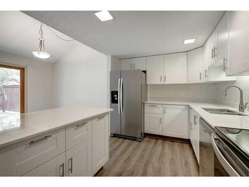 35-2225 Oakmoor Drive Sw, Calgary, AB - Indoor Photo Showing Kitchen With Double Sink