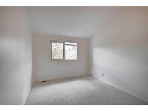 35-2225 Oakmoor Drive Sw, Calgary, AB - Indoor Photo Showing Other Room