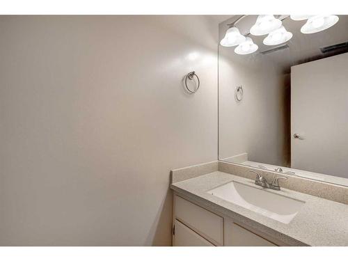 35-2225 Oakmoor Drive Sw, Calgary, AB - Indoor Photo Showing Bathroom