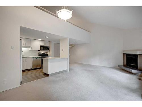 35-2225 Oakmoor Drive Sw, Calgary, AB - Indoor Photo Showing Kitchen