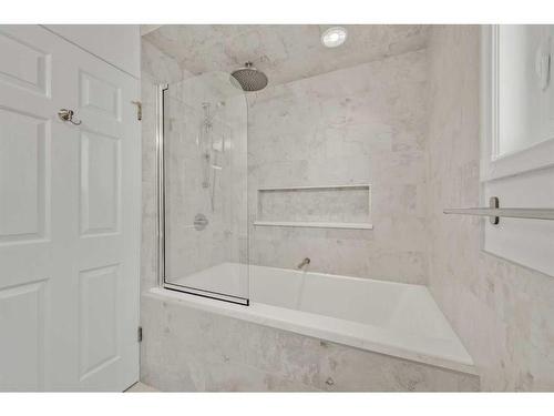 2815 Signal Hill Drive Sw, Calgary, AB - Indoor Photo Showing Bathroom