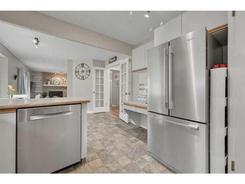 2815 Signal Hill Drive Sw, Calgary, AB - Indoor Photo Showing Kitchen