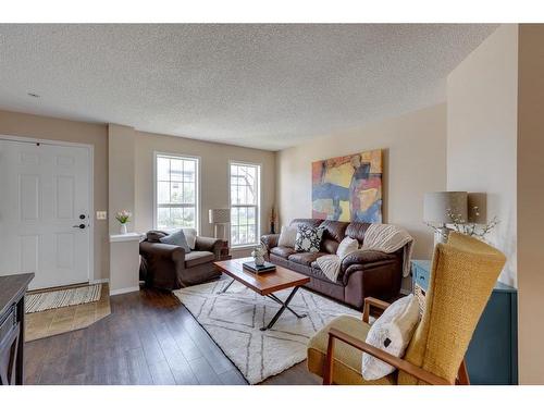 107 Elgin Point Se, Calgary, AB - Indoor Photo Showing Living Room