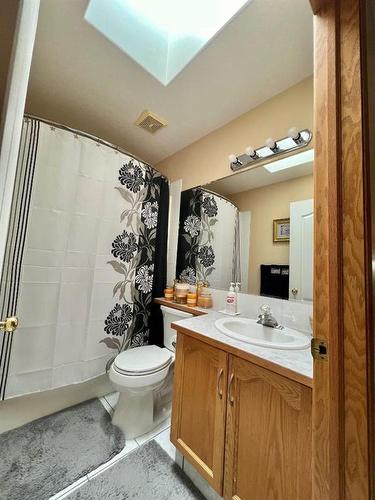 126 Taravista Drive Ne, Calgary, AB - Indoor Photo Showing Bathroom