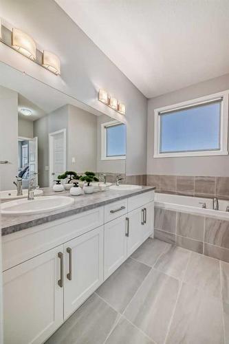 300 Walgrove Boulevard Se, Calgary, AB - Indoor Photo Showing Bathroom