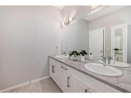 300 Walgrove Boulevard Se, Calgary, AB - Indoor Photo Showing Bathroom