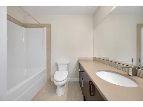 1712 19 Avenue Nw, Calgary, AB - Indoor Photo Showing Bathroom