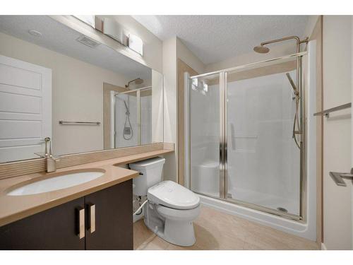 1712 19 Avenue Nw, Calgary, AB - Indoor Photo Showing Bathroom