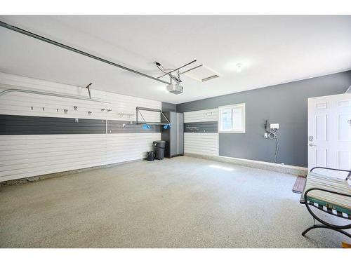 1712 19 Avenue Nw, Calgary, AB - Indoor Photo Showing Garage