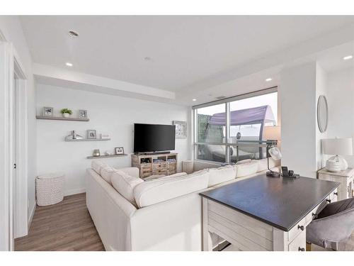 718-8505 Broadcast Avenue Sw, Calgary, AB - Indoor Photo Showing Living Room