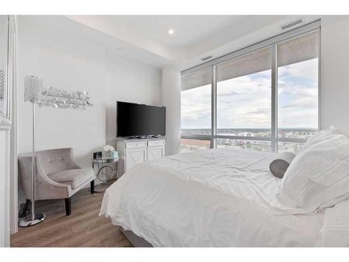 718-8505 Broadcast Avenue Sw, Calgary, AB - Indoor Photo Showing Bedroom