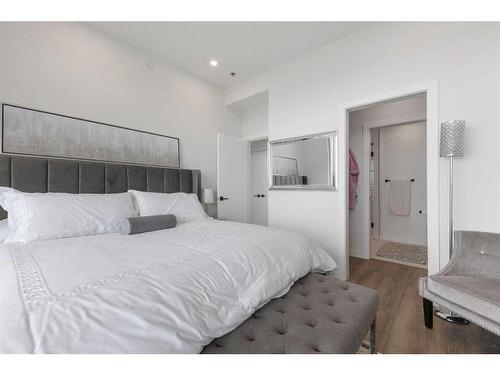 718-8505 Broadcast Avenue Sw, Calgary, AB - Indoor Photo Showing Bedroom