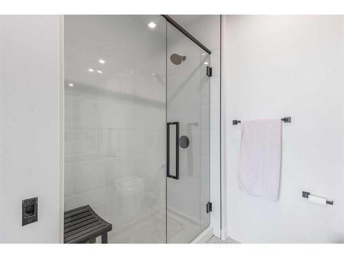 718-8505 Broadcast Avenue Sw, Calgary, AB - Indoor Photo Showing Bathroom