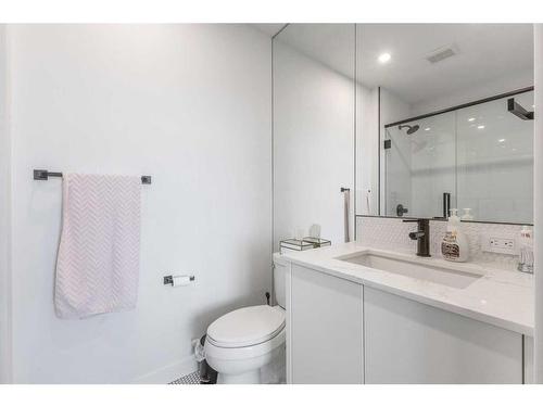 718-8505 Broadcast Avenue Sw, Calgary, AB - Indoor Photo Showing Bathroom