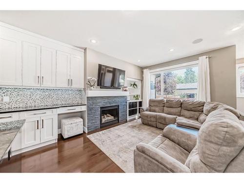 427 12 Avenue Ne, Calgary, AB - Indoor Photo Showing Living Room With Fireplace