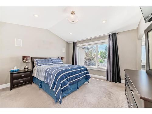 427 12 Avenue Ne, Calgary, AB - Indoor Photo Showing Bedroom