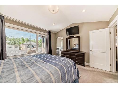 427 12 Avenue Ne, Calgary, AB - Indoor Photo Showing Bedroom