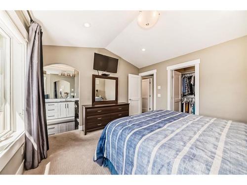 427 12 Avenue Ne, Calgary, AB - Indoor Photo Showing Bedroom