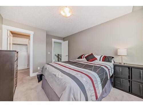 427 12 Avenue Ne, Calgary, AB - Indoor Photo Showing Bedroom