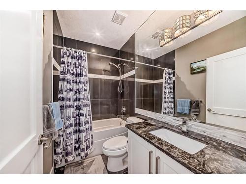 427 12 Avenue Ne, Calgary, AB - Indoor Photo Showing Bathroom