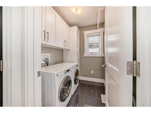 427 12 Avenue Ne, Calgary, AB - Indoor Photo Showing Laundry Room