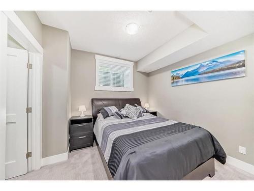427 12 Avenue Ne, Calgary, AB - Indoor Photo Showing Bedroom