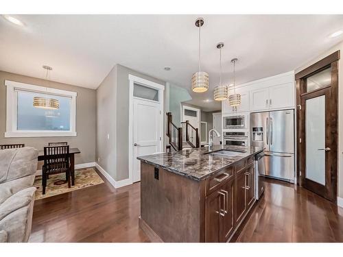 427 12 Avenue Ne, Calgary, AB - Indoor Photo Showing Kitchen With Upgraded Kitchen