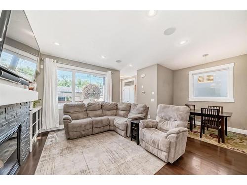 427 12 Avenue Ne, Calgary, AB - Indoor Photo Showing Living Room With Fireplace