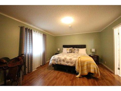 37070 Range Road 21, Rural Red Deer County, AB - Indoor Photo Showing Bedroom