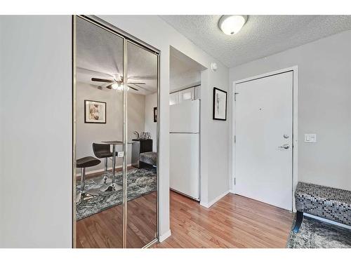 208-2218 30 Street Sw, Calgary, AB - Indoor Photo Showing Other Room