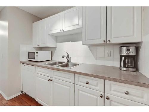 208-2218 30 Street Sw, Calgary, AB - Indoor Photo Showing Kitchen With Double Sink