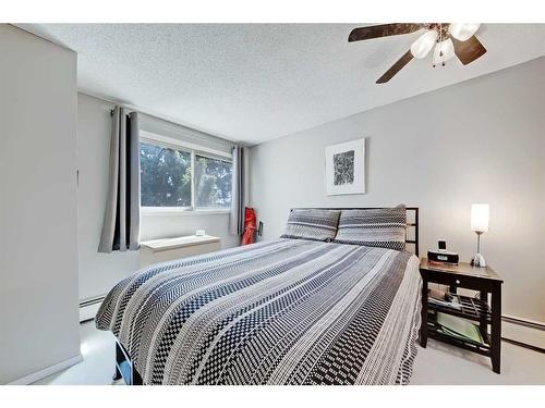 208-2218 30 Street Sw, Calgary, AB - Indoor Photo Showing Bedroom