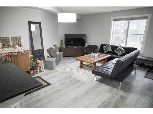 117-7130 80Th Avenue Ne, Calgary, AB - Indoor Photo Showing Living Room