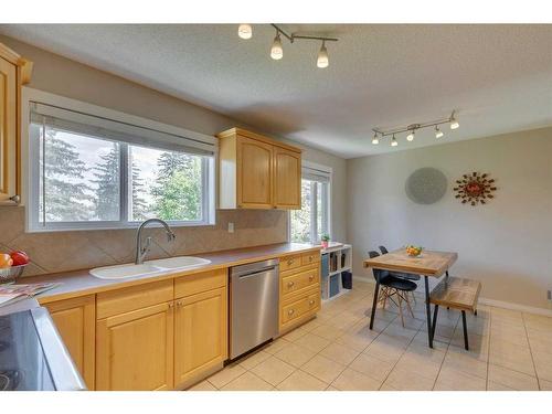 444 Cedarpark Drive Sw, Calgary, AB - Indoor Photo Showing Kitchen