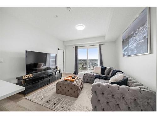 411-40 Carrington Plaza Nw, Calgary, AB - Indoor Photo Showing Living Room