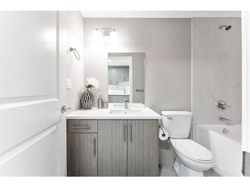 51 Carrington Crescent Nw, Calgary, AB - Indoor Photo Showing Bathroom