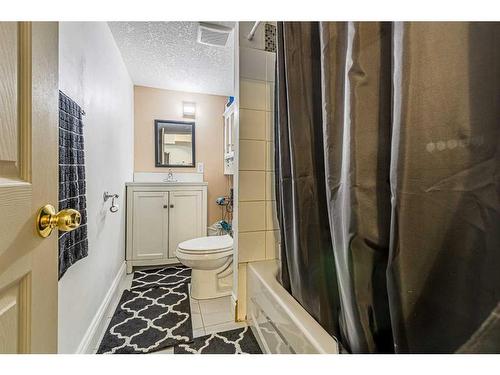 3 Bridleridge View Sw, Calgary, AB - Indoor Photo Showing Bathroom