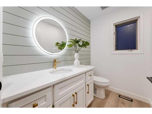 420 Diamond Court Se, Calgary, AB - Indoor Photo Showing Bathroom