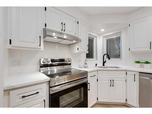 420 Diamond Court Se, Calgary, AB - Indoor Photo Showing Kitchen With Upgraded Kitchen