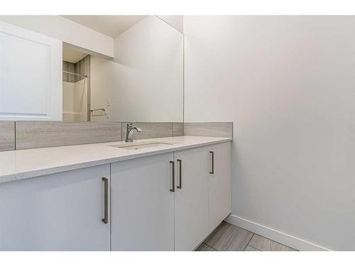 206 Lucas Close Nw, Calgary, AB - Indoor Photo Showing Bathroom